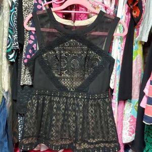 💜5/$10💜 size S black and nude blouse